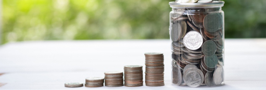 Un pot en verre rempli de pièces de monnaies